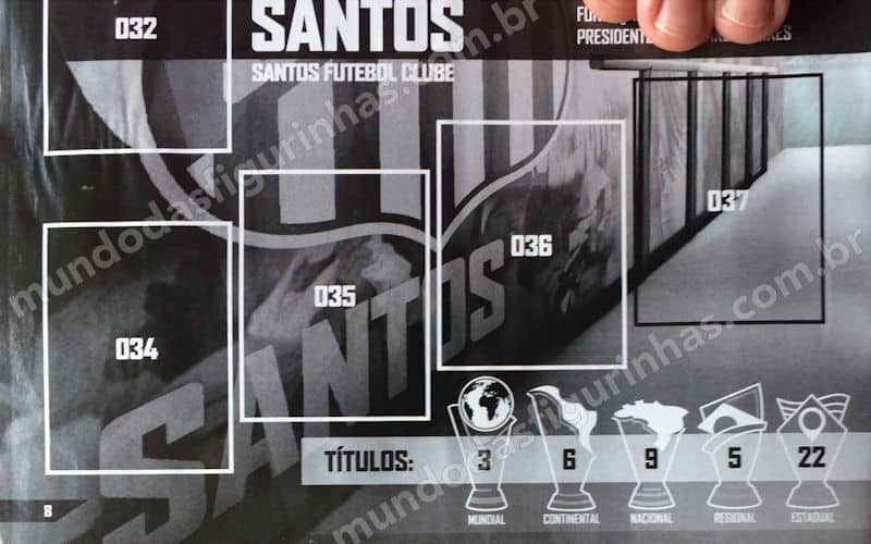 O álbum do Brasileirão 2020 - Detalhe da página 8: títulos do Santos. E as pontas dos meus dedos...