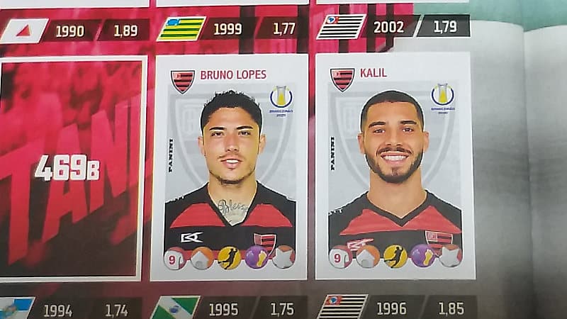 O álbum do Brasileirão 2020 - figurinhas dos jogadores Bruno Lopes e Kalil, do Oeste.