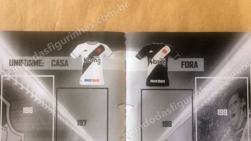 O álbum do Brasileirão 2020 - os uniformes do Vasco estão trocados na página do clube.
