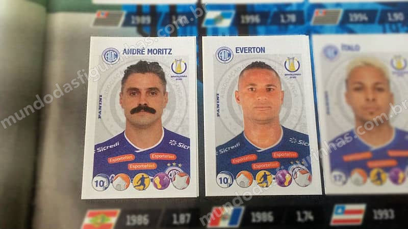 O álbum do Brasileirão 2020 - figurinhas dos jogadores André Moritz e Everton, do Confiança