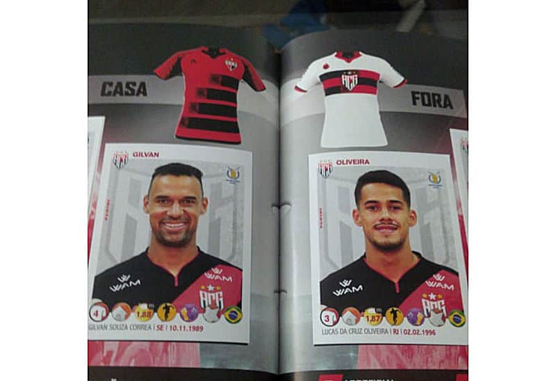 O álbum do Brasileirão 2020 - jogodares do Atlético-GO estão vestindo o uniforme nº 3 nas figurinhas do álbum.