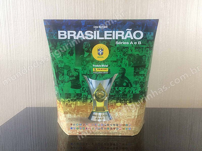 O box premium do álbum do Brasileirão 2020 visto de frente.