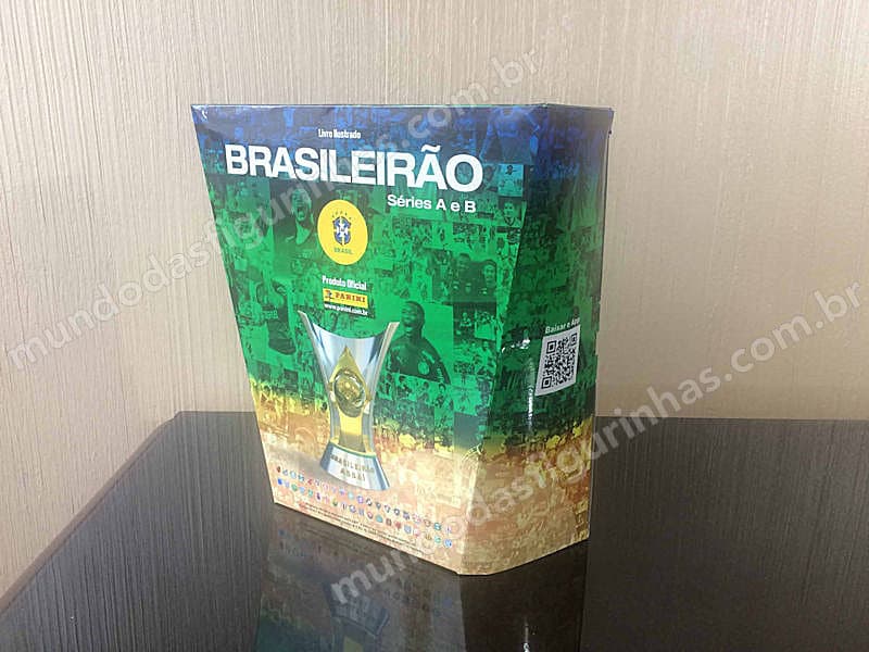 O box premium do álbum do Brasileirão 2020 visto pela direita.