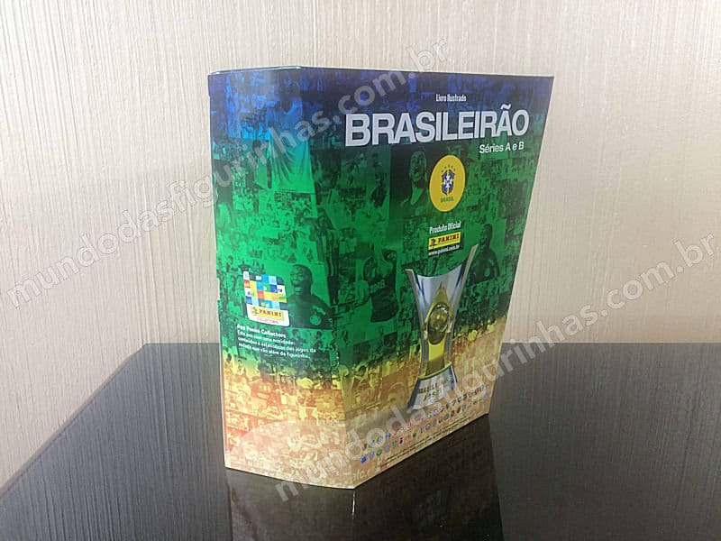 O box premium do álbum do Brasileirão 2020 visto pela esquerda.