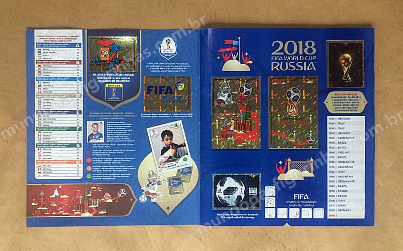 Página inicial do álbum da Copa 2018: os elementos FIFA e o cavaleiro da Panini.