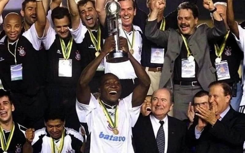 Álbum do Mundial de Clubes 2025 - Corinthians campeão mundial em 2000.